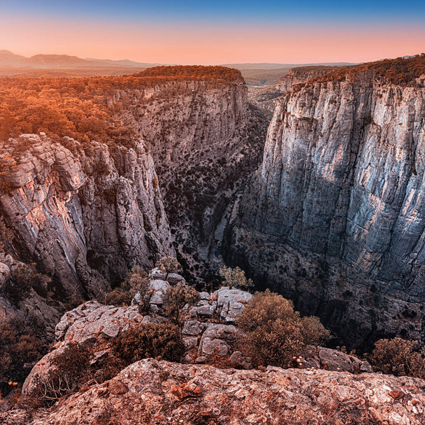 Nagyszabású lenyűgöző és mély Tazi kanyon Törökországban napkeltekor. Egy híres turisztikai attrakció és egy nagyszerű hely a fotók és túrázás a hegyekben. Koprulu Természetvédelmi Park - Fotó, kép