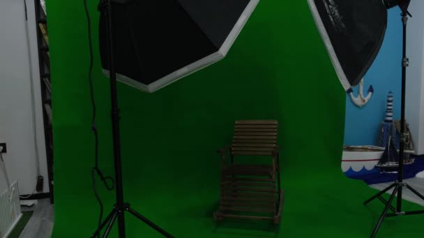 Foto- oder Videostudio mit zwei sechseckigen Studioleuchten. Green Screen und fester Stuhl - Filmmaterial, Video