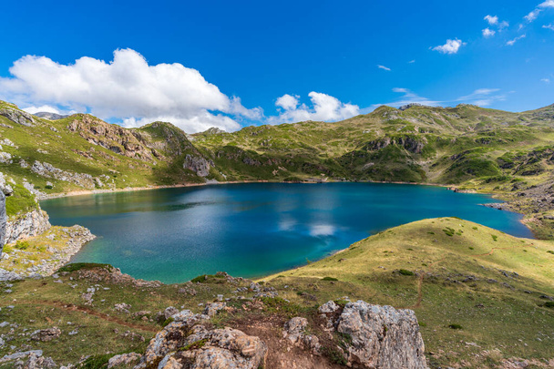 Lac spectaculaire Calabazosa à Somiedo, Asturies - Photo, image