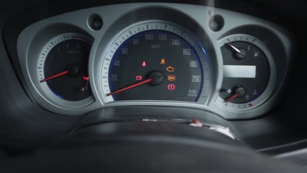 Handheld Shot Car Warning Światło symbole i wskaźniki na desce rozdzielczej samochodu w Zoom View - Materiał filmowy, wideo