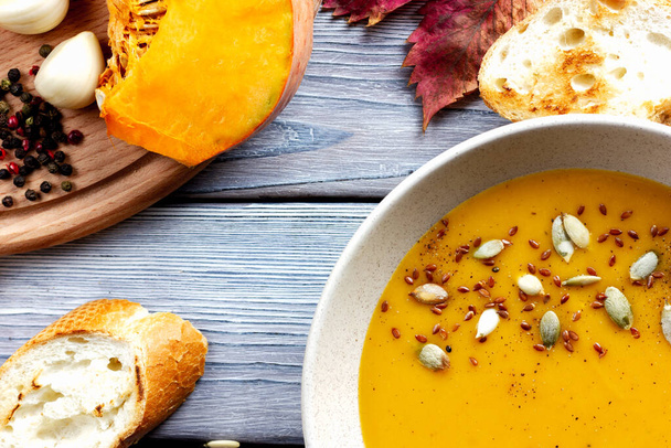 Vegan creamy pumpkin soup with pumpkin seeds. - Foto, afbeelding