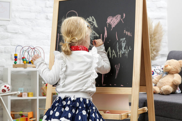 Retrato interior de adorable niña de 3 años disfrazada de pintora - Foto, imagen