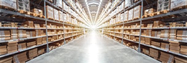 Imagem de fundo borrada abstrato de Panorama Fileiras de prateleiras com caixas de mercadorias na loja de armazém da indústria moderna no armazenamento de armazém de fábrica para logística  - Foto, Imagem