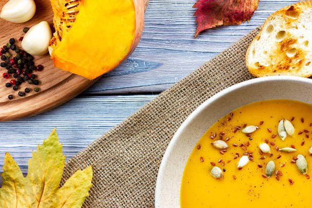 Halloween breakfast. Creamy pumpkin soup with pumpkin seeds. Healthy food - Foto, Imagen