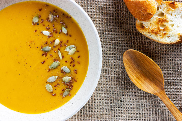 Diet food. Soup - pumpkin porridge with pumpkin seeds and toasted bread - Foto, Bild
