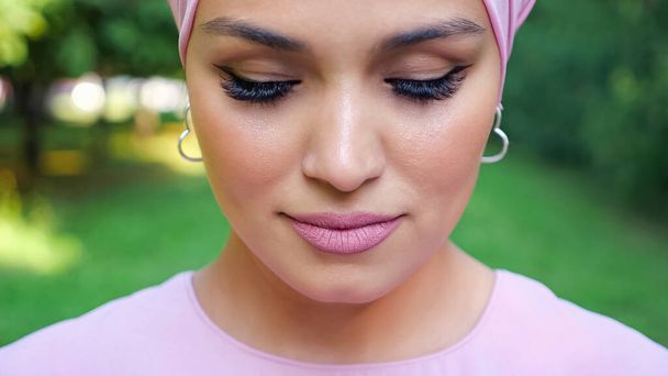 modische Dame mit silbernen Ohrringen und lila Hijab-Posen - Foto, Bild