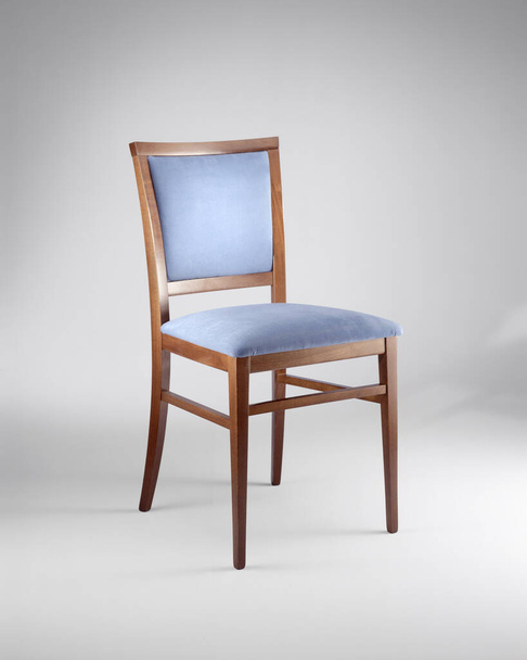 Drewniane krzesło z siedziskiem z tkaniny na neutralnym tle - Zdjęcie, obraz