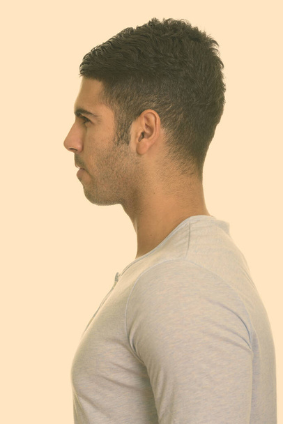 Retrato de jovem bonito homem persa com barba restolho olhar macho isolado contra fundo branco - Foto, Imagem