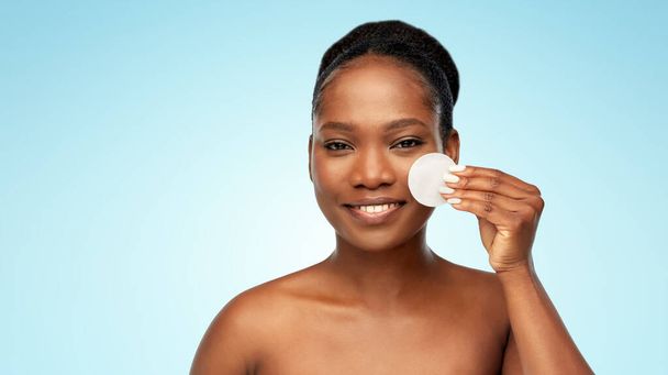 african woman cleaning face with cotton pad - Φωτογραφία, εικόνα