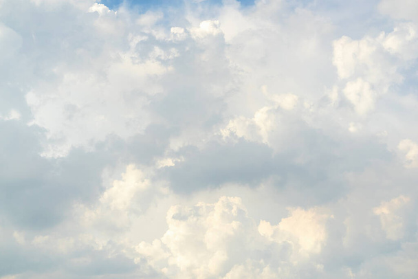 Weiße Wolkenmuster und -struktur. Weicher Himmel und Wolken im Tageslicht. Natürliche abstrakte Hintergründe im Freien. - Foto, Bild