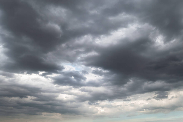 Yağmurdan önceki kara fırtına bulutları iklim arka planı için kullanılır. Bulutlar yağmurdan önce koyu griye döner. Soyut dramatik arkaplan. - Fotoğraf, Görsel