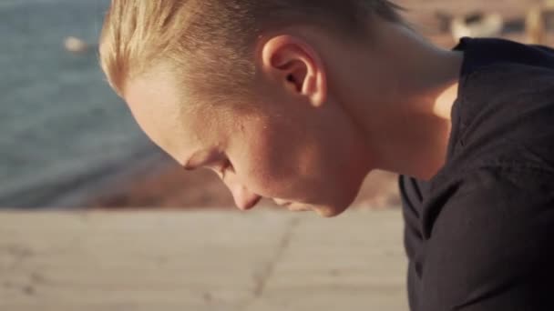 close-up jong vrouw maken thai yoga massage op een houten vloer bij zonsopgang - Video