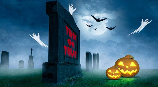 ein gruseliges Halloween mit Trick oder Leckerbissen auf einem Grabstein - Foto, Bild