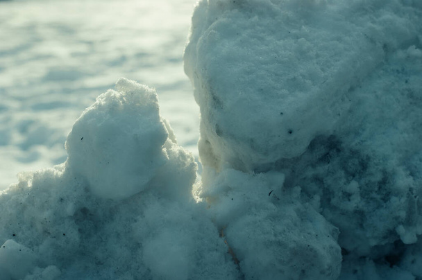 Eisscholle seltsame Form auf Schneeverwehungen, Moskau - Foto, Bild