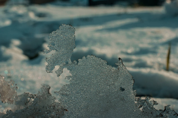 led floe zvláštní tvar na vrcholu sněhové závěje, Moskva - Fotografie, Obrázek