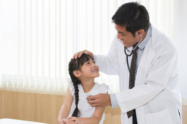 Asijské dívka byla šťastná při provádění fyzické vyšetření s lékařem. - Fotografie, Obrázek