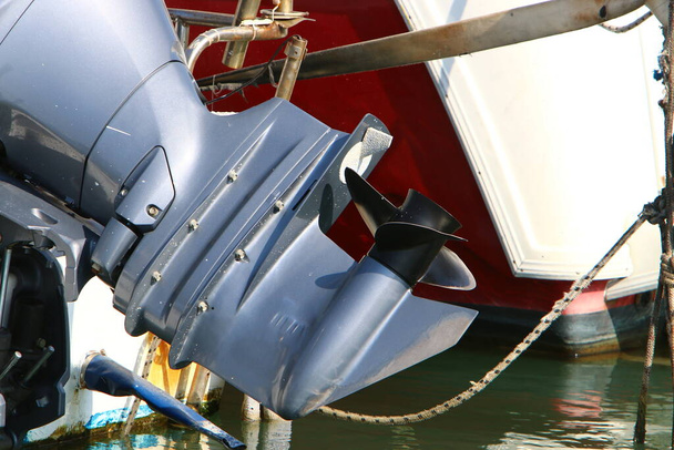 Una hélice en un barco a motor en el muelle. El barco está en el puerto de Tel Aviv  - Foto, imagen