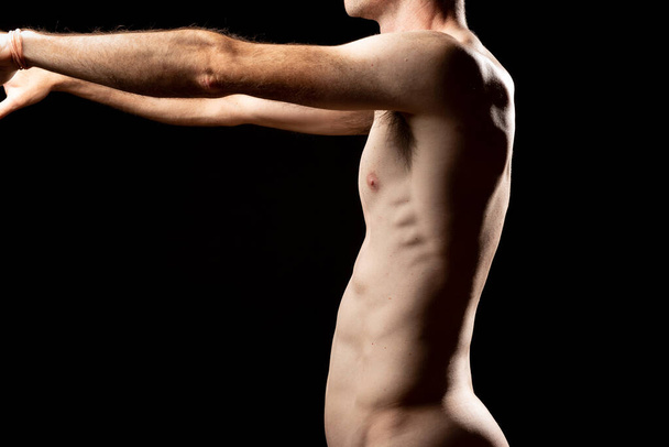 Vista lateral de un hombre desnudo muscular con cifosis y lordosis, debido al Pectus Excavatum o pecho hundido. Mala postura de la columna vertebral. - Foto, Imagen