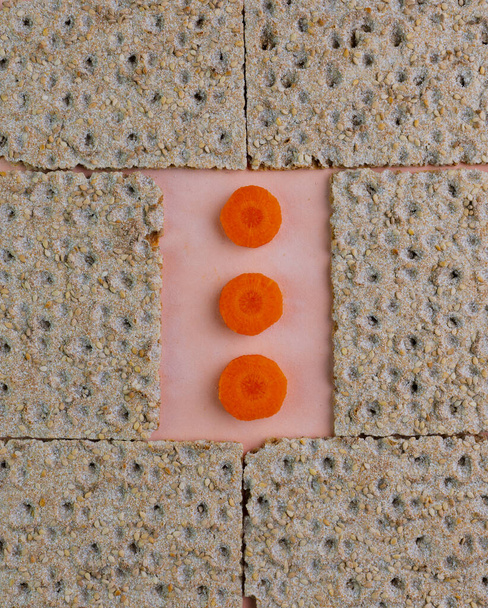 Веганський хлібний шматочок на різних фоні, помаранчевий і рожевий і простір для тексту. Ідеально підходить для здорового і збалансованого харчування
 - Фото, зображення