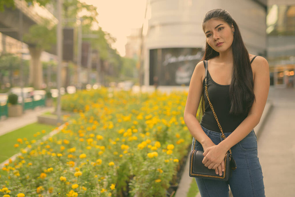 Portré fiatal gyönyörű ázsiai nő felfedező körül a város Bangkok, Thaiföld - Fotó, kép