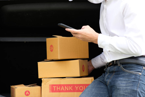 людина, що тримає картонну коробку і простір для тексту, і безкоштовний транспорт доставки. онлайн покупки та експрес доставка
 - Фото, зображення