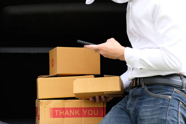Teslimatçı elinde bir karton kutu ve mesaj için yer ve bedava teslimat aracı tutuyor. Çevrimiçi alışveriş ve hızlı teslimat - Fotoğraf, Görsel