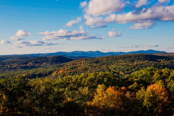 コネチカット州コーンウォール秋の色を持つモホーク山の上から見たバークシャーヒルズ. - 写真・画像