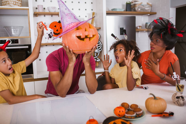Famille heureuse se préparant pour Halloween, s'amuser. - Photo, image