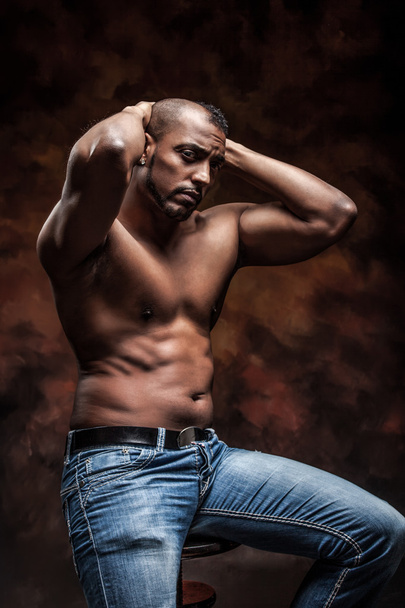 Hombre desnudo con cuerpo perfecto posando en jeans
 - Foto, Imagen