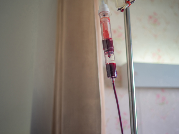 Vérzsák a betegnek, hogy kezelje a vérszegénységet, ami a kórház betegszobájában lóg. Egészségügyi koncepció - Fotó, kép