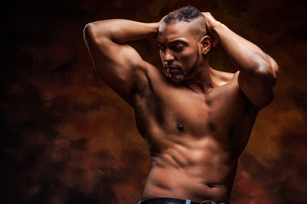 γυμνός άνδρας με τέλειο σώμα θέτουν σε τζιν - Φωτογραφία, εικόνα