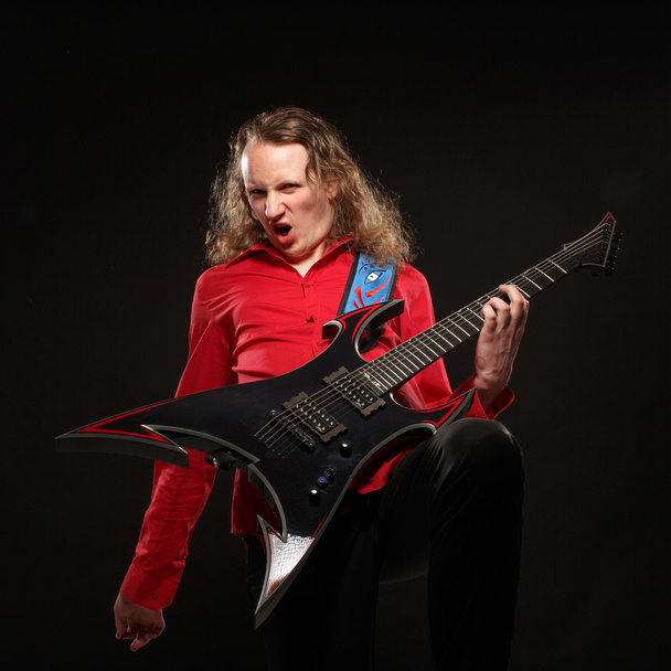 Rock kitaristi soittaa soolokitaraa
 - Valokuva, kuva