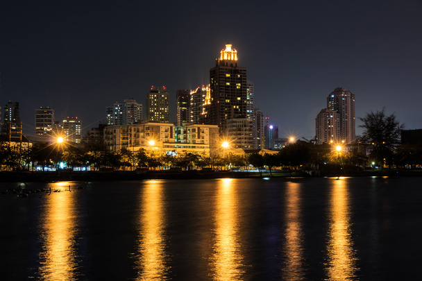Innenstadt bei Nacht mit Reflexion des Gebäudes im Fluss. - Foto, Bild