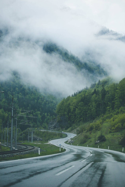 Καταπληκτικό βροχερό τοπίο με ελικοειδή δρόμο και συννεφιασμένες βουνοκορφές. Αυστριακές Άλπεις - Φωτογραφία, εικόνα