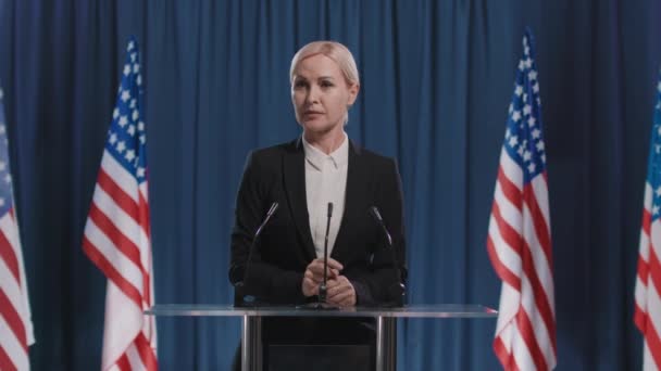 Sarja kuvia moderni kypsä naispoliitikko osallistuu presidentin keskusteluihin - Materiaali, video