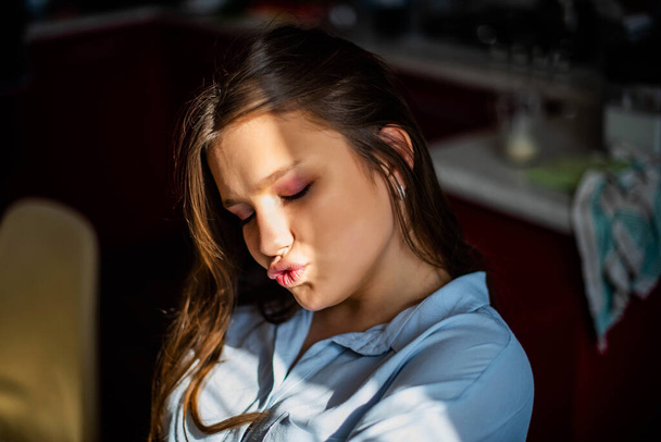 Módní životní styl image hezké dospívající mladá žena sedí v kuchyni. - Fotografie, Obrázek