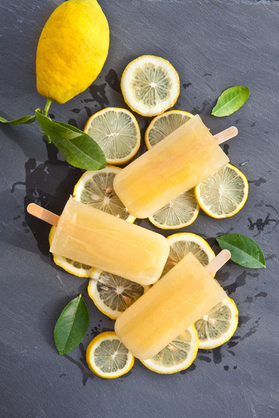 Fresh lemon popsicles - Valokuva, kuva