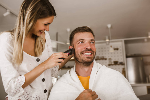 Casal tendo cabelo cortado em casa isolamento coronavírus pandemia - Foto, Imagem