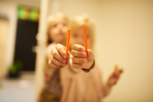 2人の子供が学校で甘草を食べる - 写真・画像