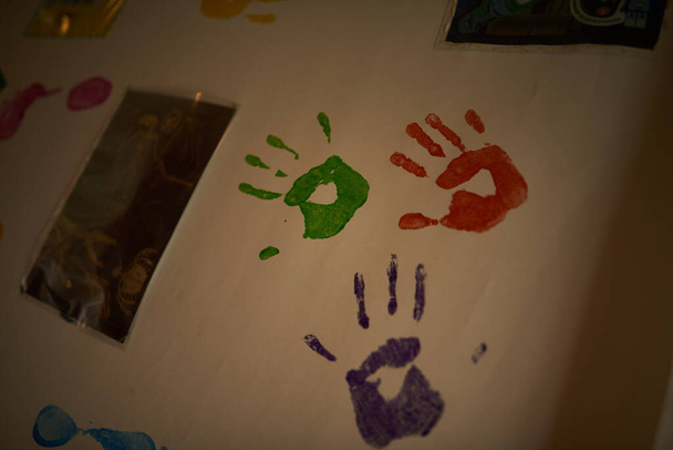 Großaufnahme von Handabdrücken an einer Wand in einer Schule - Foto, Bild