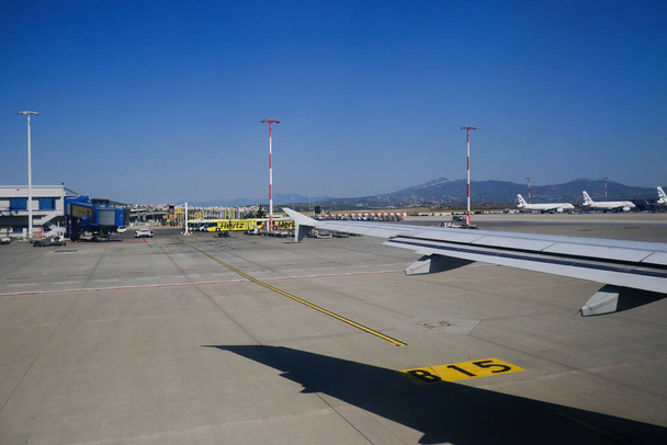 An airplane arrives in Athens airport in Greece on August 12, 2020 - Foto, imagen