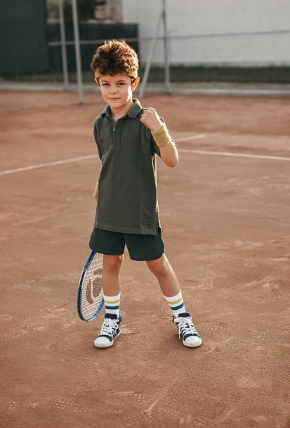 Little tennis player on court - Foto, Bild
