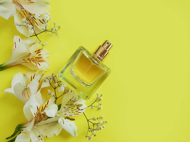 Flasche Parfüm Blume auf einem farbigen Hintergrund - Foto, Bild