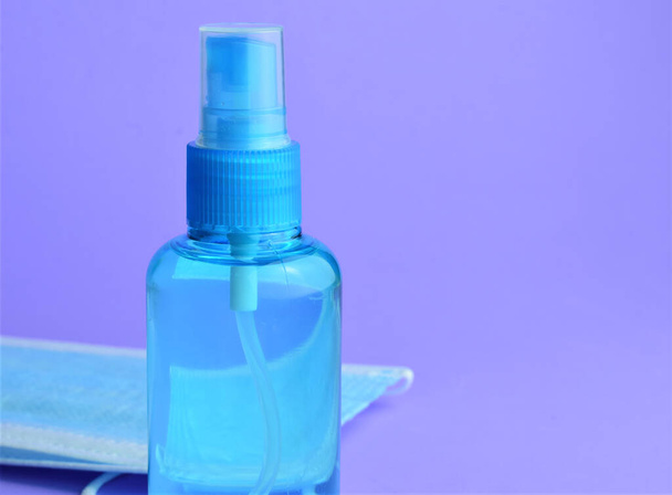 Close up, misure igieniche, gel idroalcolico e maschere chirurgiche, su fondo blu - Foto, immagini