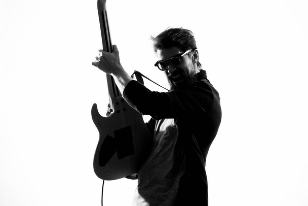 Man with guitar music performance rozrywka współczesny wykonawca okulary przeciwsłoneczne studio - Zdjęcie, obraz