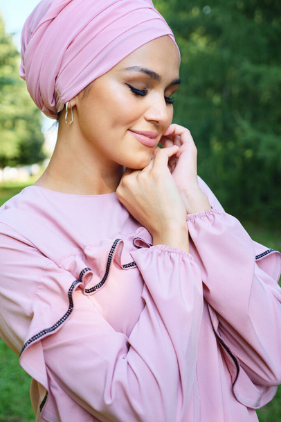Portrait of young beautiful muslim woman outdoors - Foto, Bild