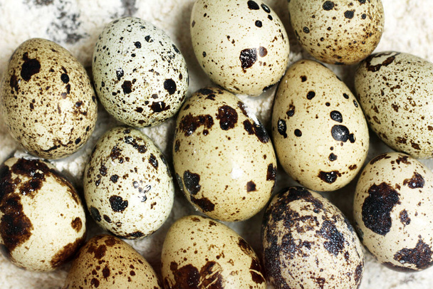 křepelčí vejce v mouce na dřevěném pozadí, ekologické potraviny - Fotografie, Obrázek