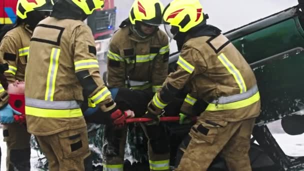 Palomiehet pelastamassa henkilöä auto-onnettomuudesta - Materiaali, video