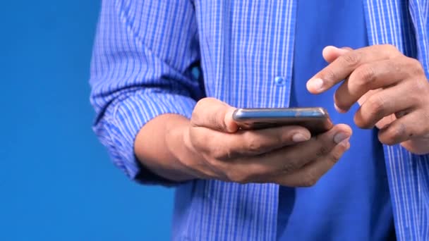 Közelkép fiatal férfi kéz segítségével okos telefon. - Felvétel, videó