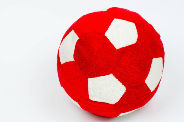Плюшевый футбольный мяч красный и белый. Детский мячик - Фото, изображение